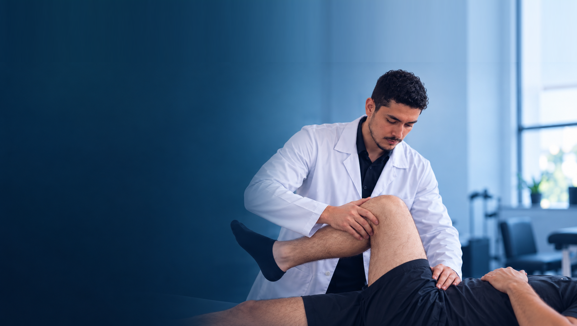 Fisioterapeuta realizando atendimento e reabilitação domiciliar com paciente